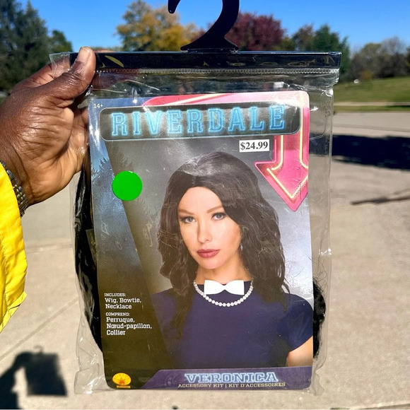 Halloween Character Riverdale Veronica Accessory Kit - Wig Necklace Bowtie - Picture 6 of 6